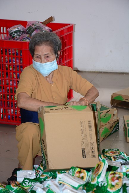Continuing to support people in need in the Covid-19 pandemic of Hoang Phap Pagoda (series 4)